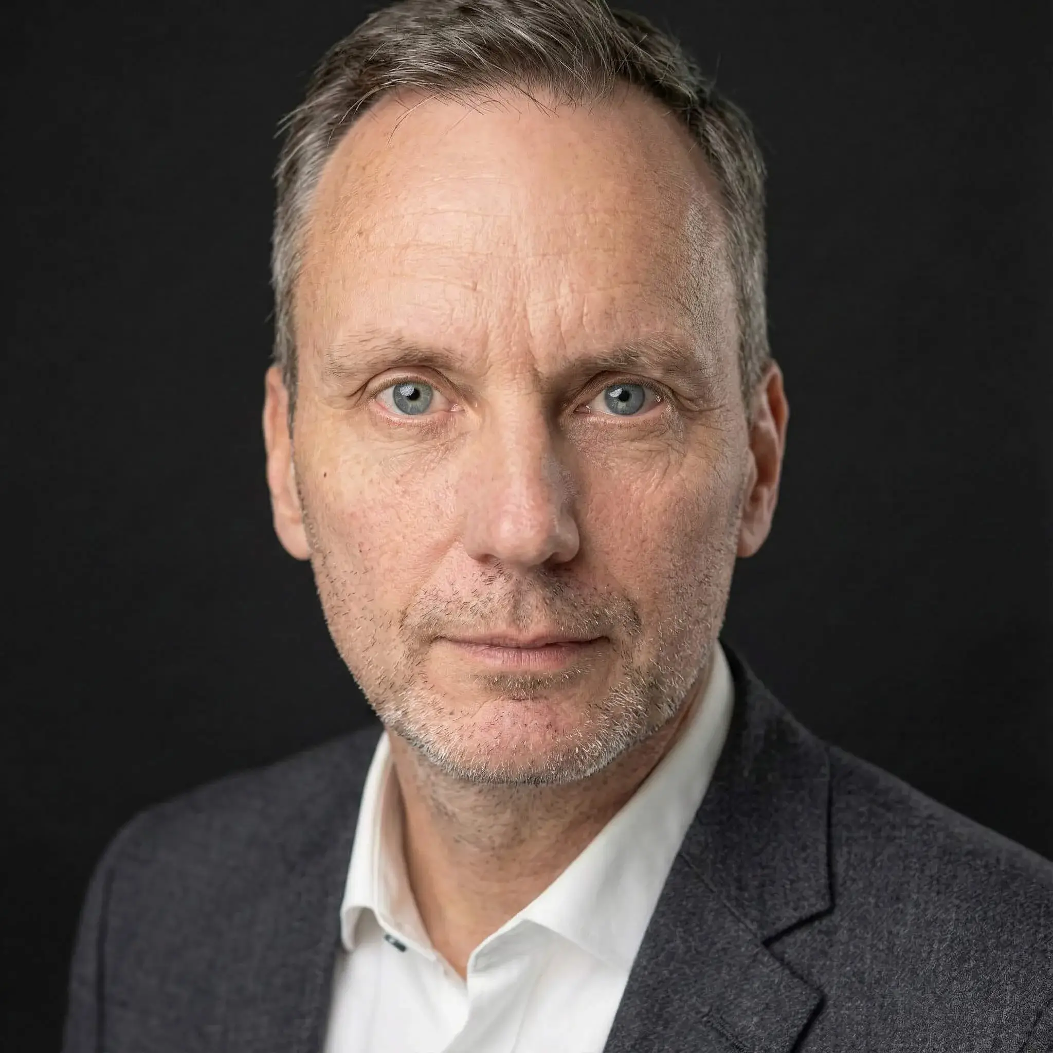 Roger Nisbel, portrait